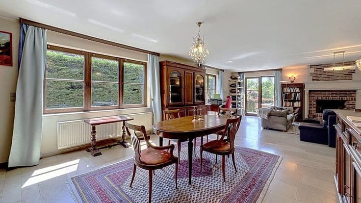 Villa /5 Bedrooms, Office, 3-Car Garage and 5 Parking