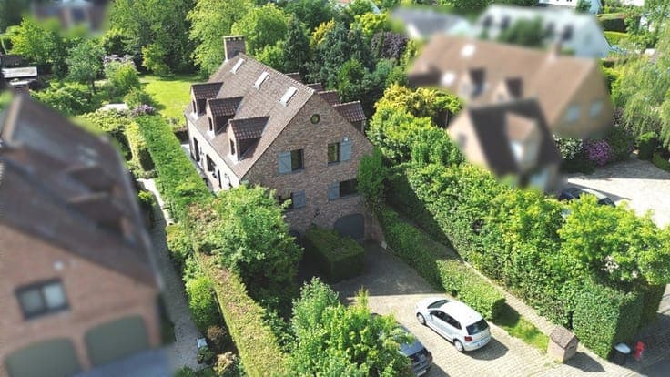 Villa /5 Bedrooms, Office, 3-Car Garage and 5 Parking