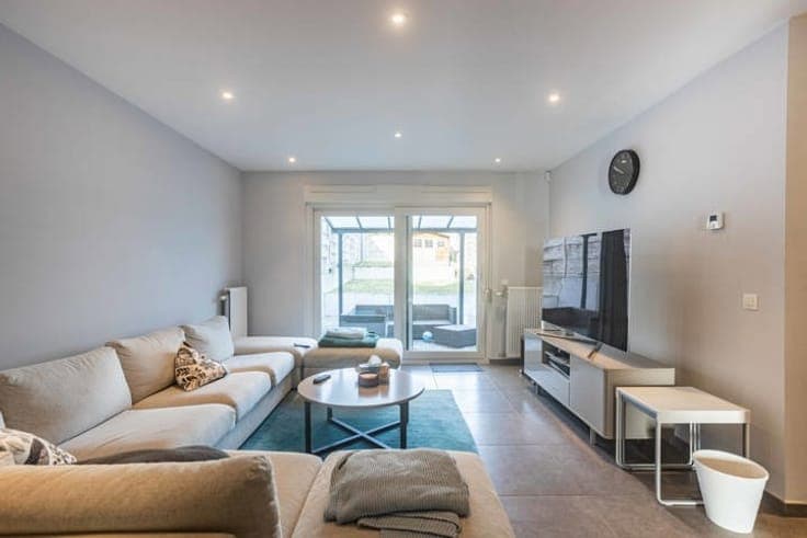 Semi detached house with 5 bedrooms and 3 bathrooms!