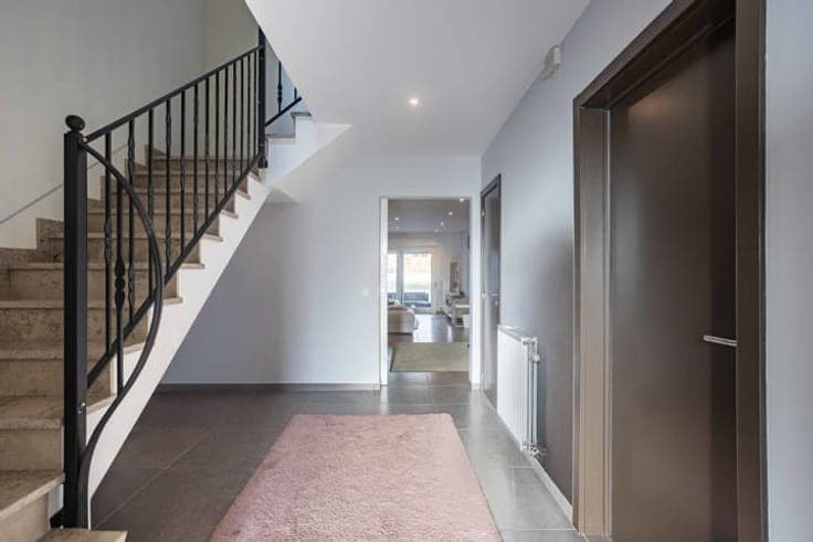 Semi detached house with 5 bedrooms and 3 bathrooms!