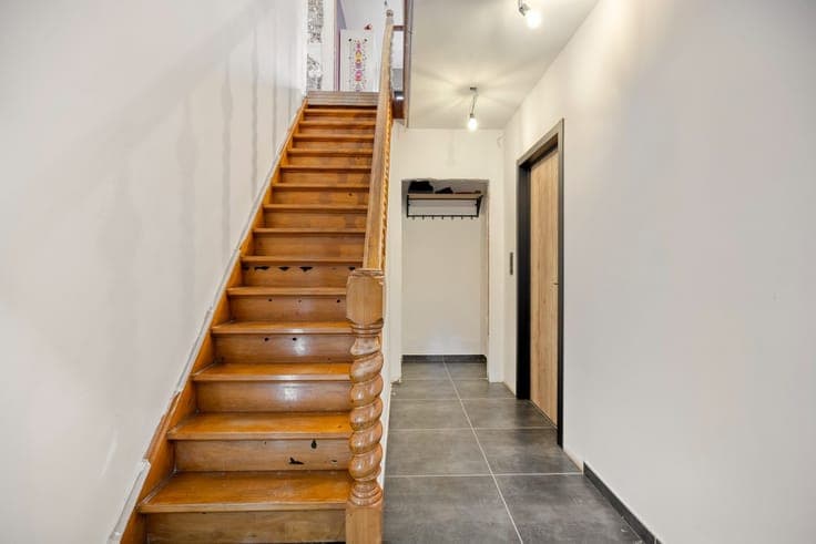 INSTAPKLARE VERNIEUWDE DRIEGEVELWONING met 5 SLPKS - GARA...