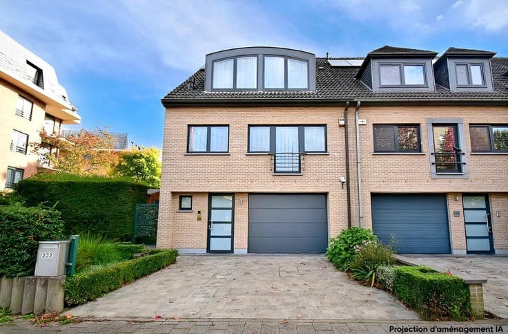 Exceptional three-fronted house in Berchem-Sainte-Agathe