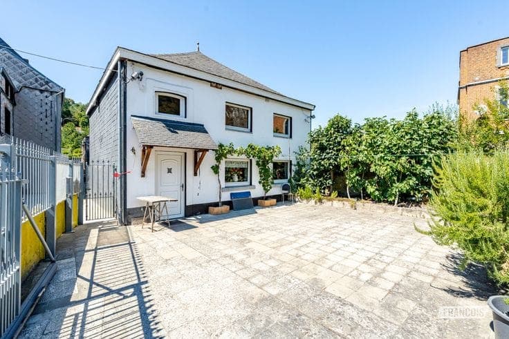 A beautiful family home on the banks of the Meuse, with a s…