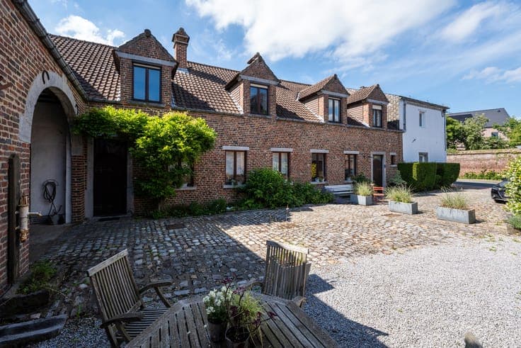 VILLERS-LA-VILLE–Marbais, COMPLEX of 2 HOUSES and 1 BARN
