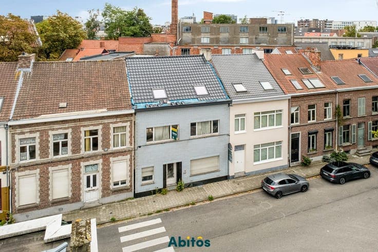 Exceptional renovation opportunity in a prime Ekkergem lo...