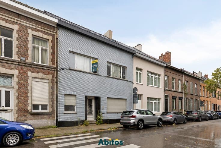 Exceptional renovation opportunity in a prime Ekkergem lo...