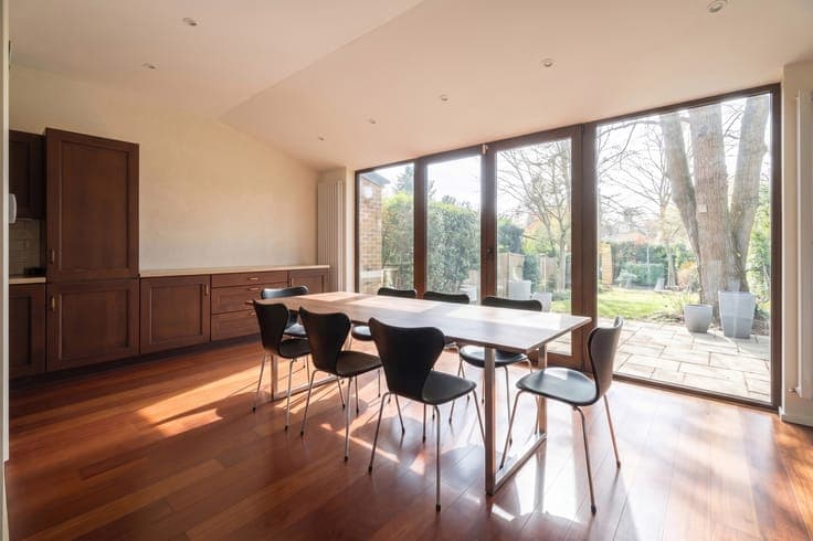 4-BEDROOM HOUSE WITH GARDEN AND GARAGE