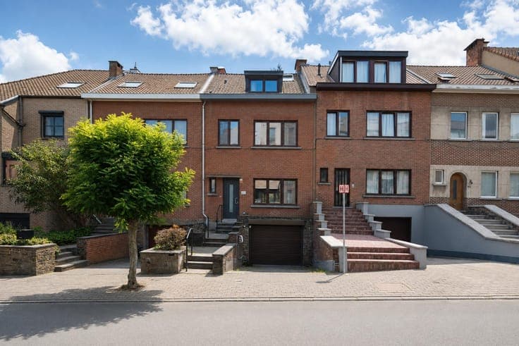 4-BEDROOM HOUSE WITH GARDEN AND GARAGE
