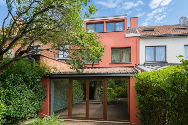 4-BEDROOM HOUSE WITH GARDEN AND GARAGE