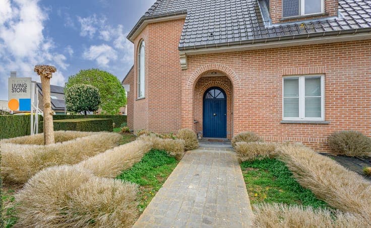 Move-in ready villa has three bedrooms and two bathrooms.