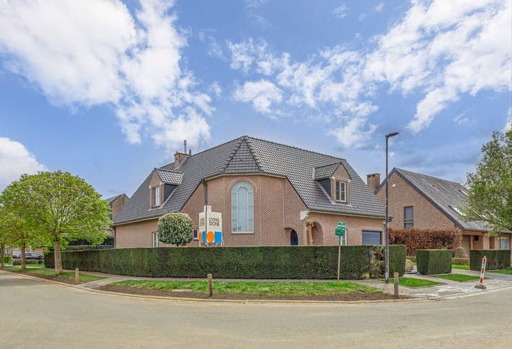 Move-in ready villa has three bedrooms and two bathrooms.