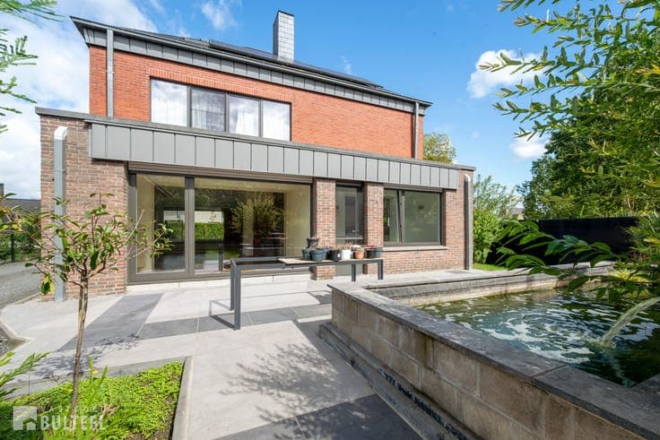 Open bebouwing met 3 slaapkamers en tuin.