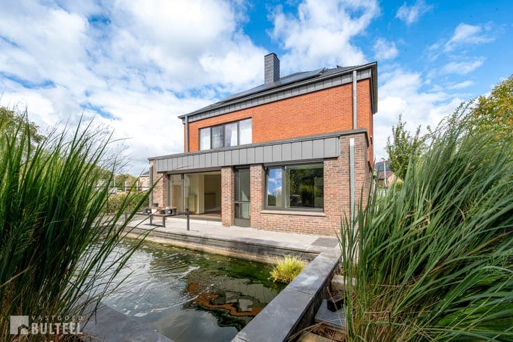 Open bebouwing met 3 slaapkamers en tuin.