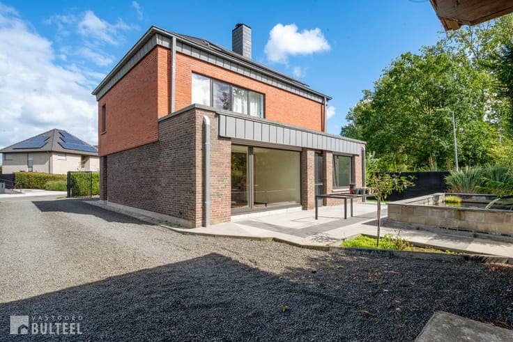 Open bebouwing met 3 slaapkamers en tuin.