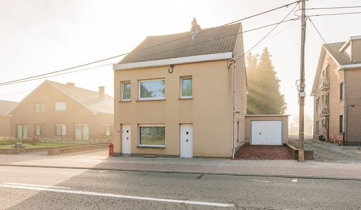 Spacious detached house, 3 bedrooms, 2 garages