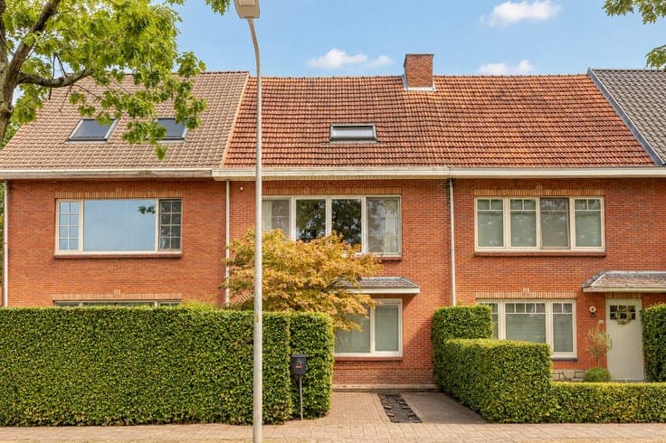 INSTAPKLARE GEZINSWONING MET 4 SLAAPKAMERS EN HEERLIJKE T...