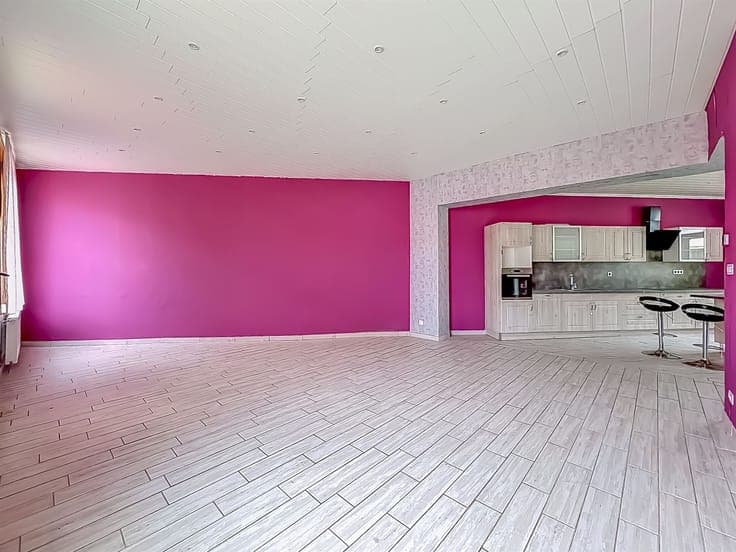 GRANDE MAISON AVEC GARAGE ET COUR