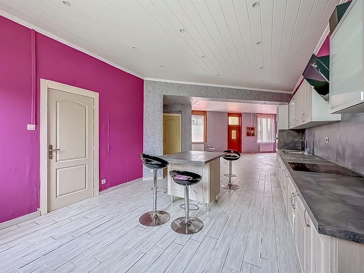 GRANDE MAISON AVEC GARAGE ET COUR