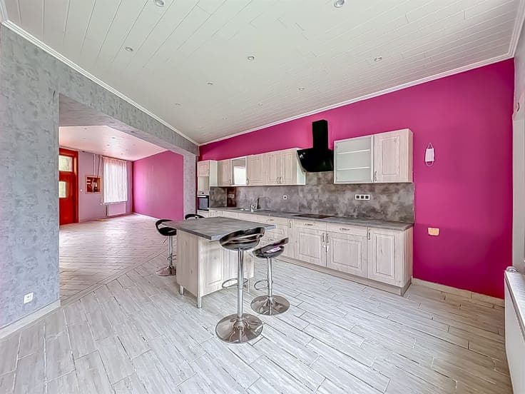 GRANDE MAISON AVEC GARAGE ET COUR