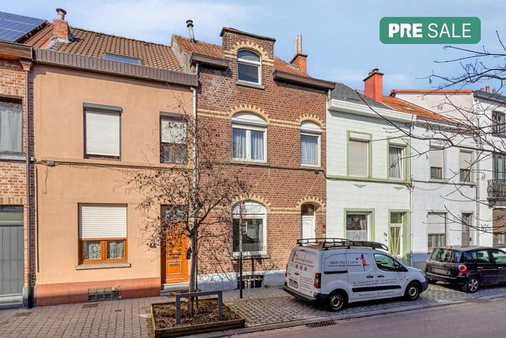 Two-façade house with garden in the heart of Strombeek
