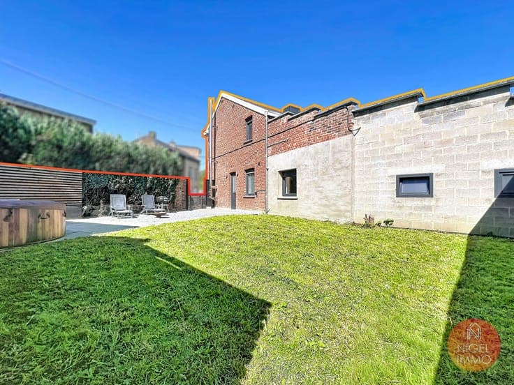 4 façades, 2 CH, garages, remis à neuf, terrasse, jardin.