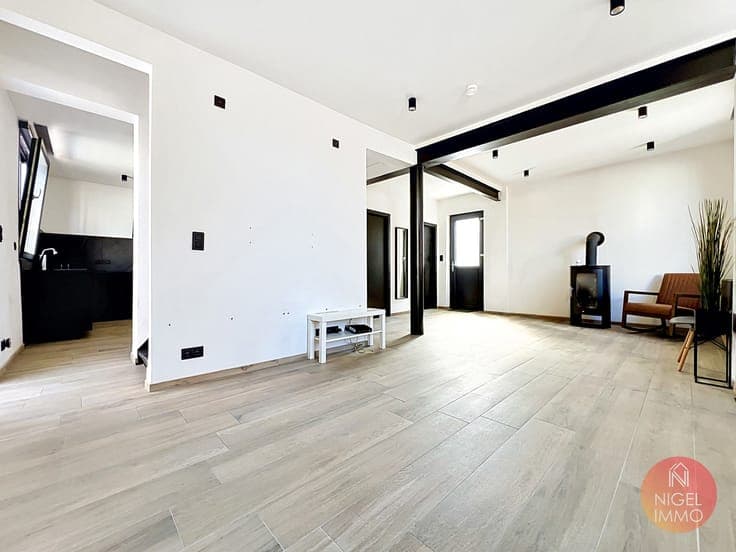 4 façades, 2 CH, garages, remis à neuf, terrasse, jardin.