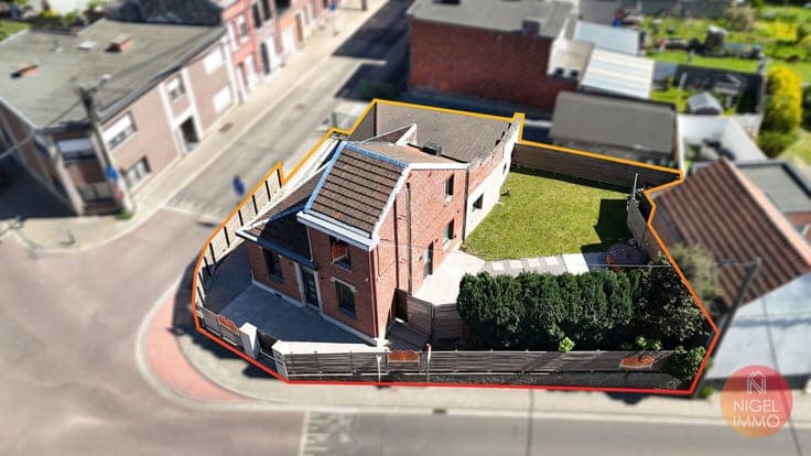 4 façades, 2 CH, garages, remis à neuf, terrasse, jardin.
