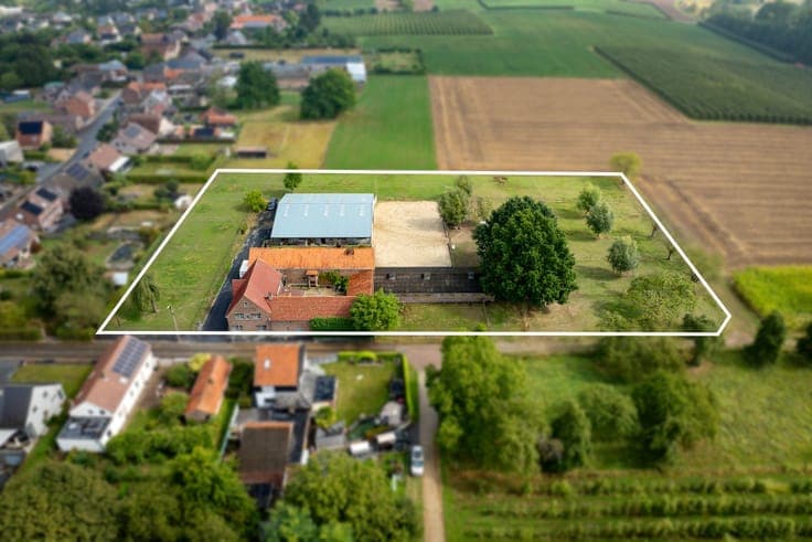 Spacious house with outdoor arena and small indoor arena on