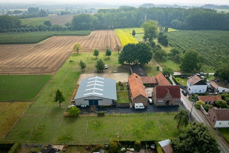 Spacious house with outdoor arena and small indoor arena on