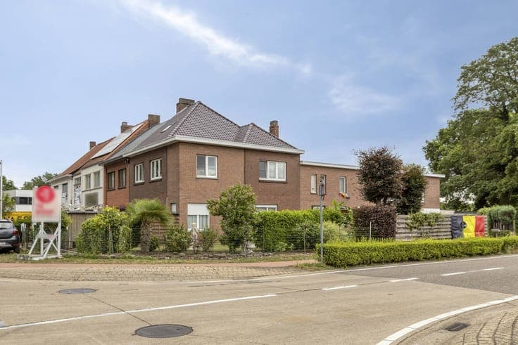 3 houses as a whole for sale in a prime location in Zonhoven
