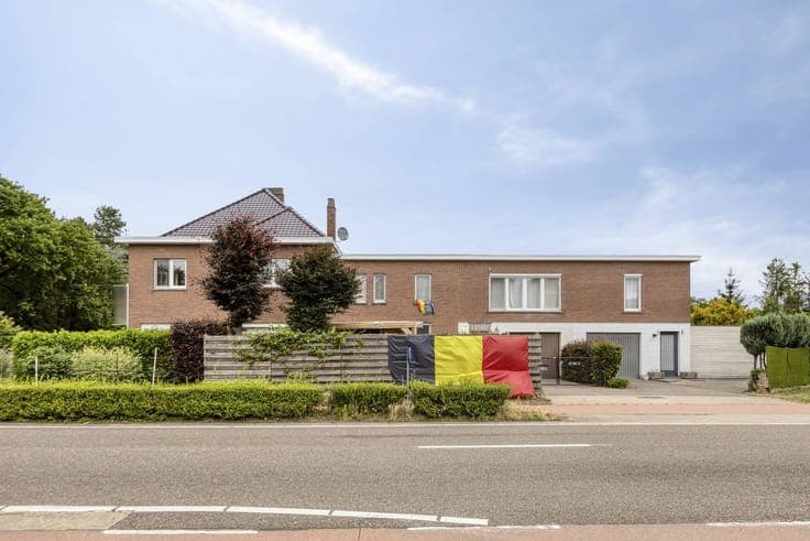 3 houses as a whole for sale in a prime location in Zonhoven