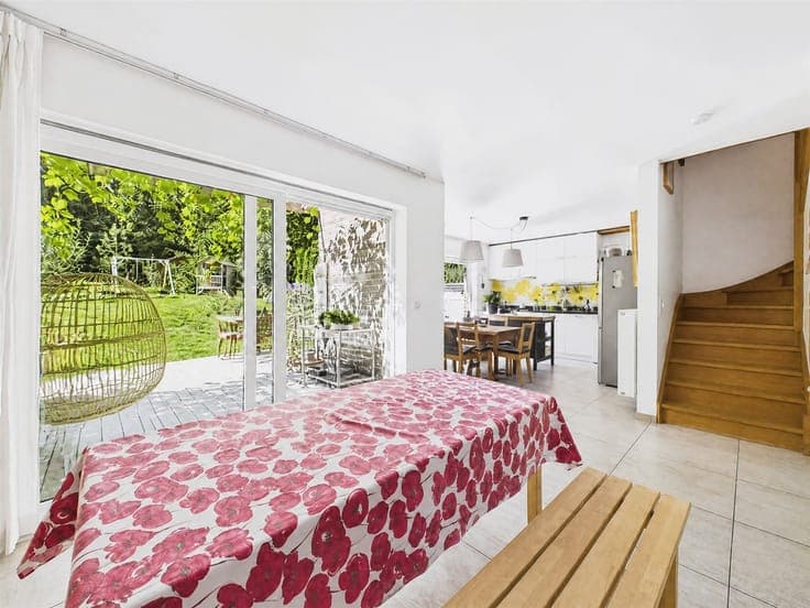 Beautiful 5-bedroom house, 5 minutes from the train station