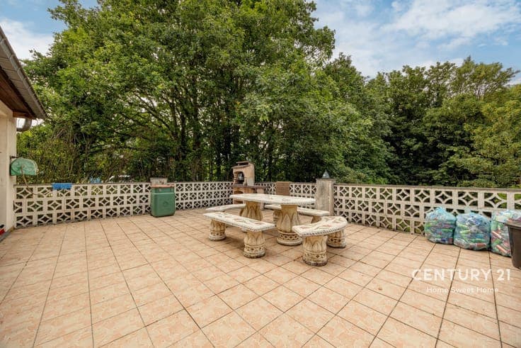 Spacious villa with 4 bedrooms, large garden & 3 garages