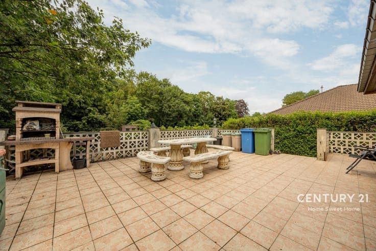 Spacious villa with 4 bedrooms, large garden & 3 garages