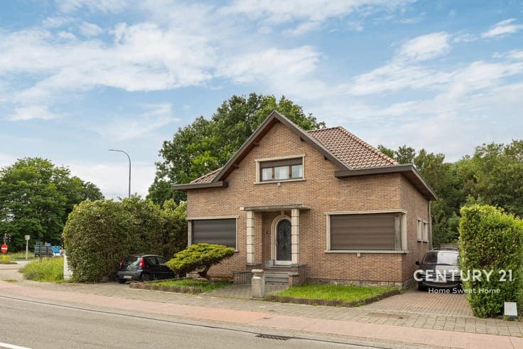 Spacious villa with 4 bedrooms, large garden & 3 garages