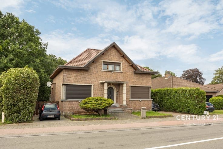 Spacious villa with 4 bedrooms, large garden & 3 garages