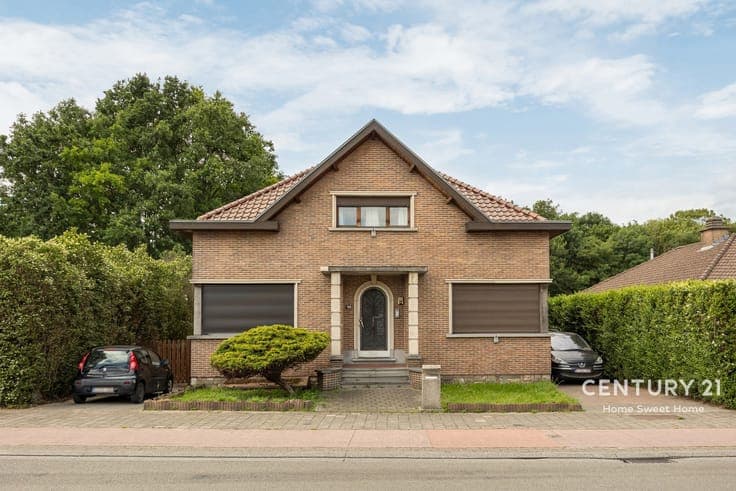 Spacious villa with 4 bedrooms, large garden & 3 garages