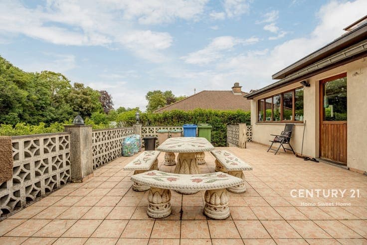Spacious villa with 4 bedrooms, large garden & 3 garages