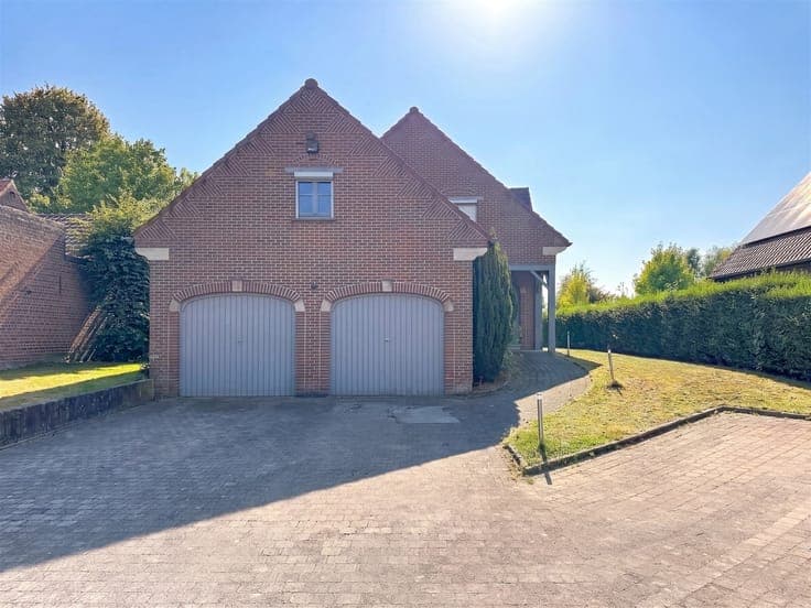 Quietly located open-plan development with a swimming pond –