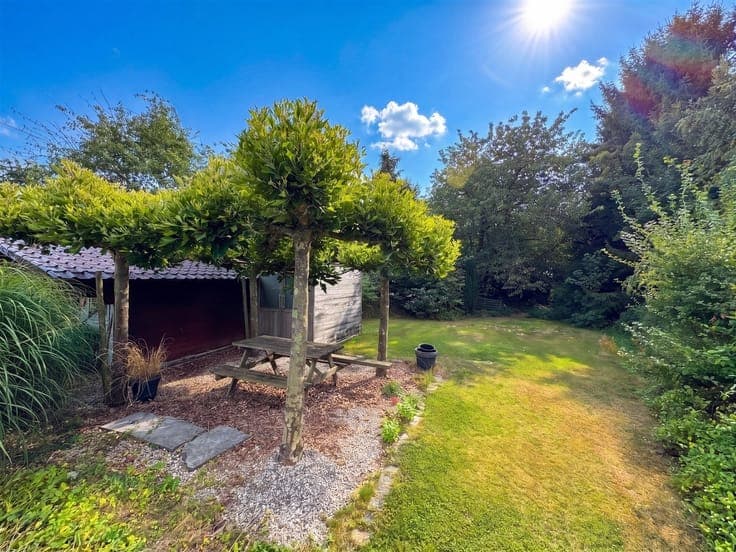 Quietly located open-plan development with a swimming pond –