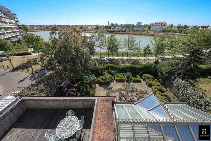 A stunning, detached villa on the shores of Lake Zegemeer [G