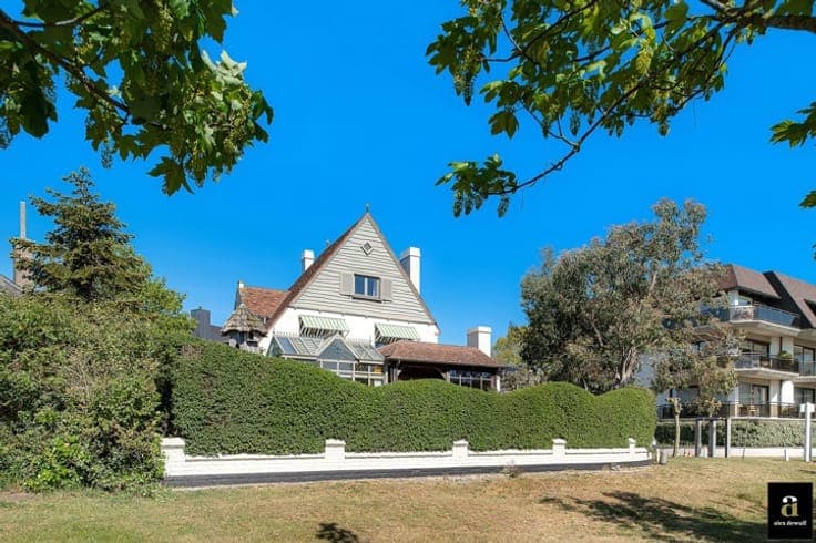A stunning, detached villa on the shores of Lake Zegemeer [G