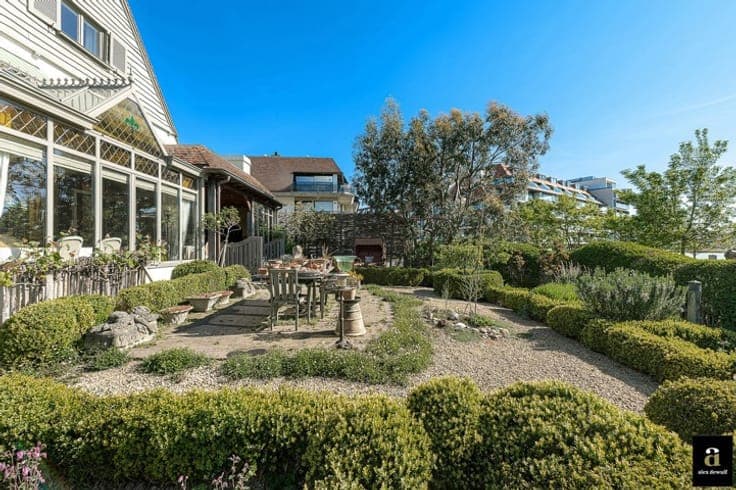 A stunning, detached villa on the shores of Lake Zegemeer [G