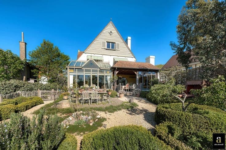 A stunning, detached villa on the shores of Lake Zegemeer [G