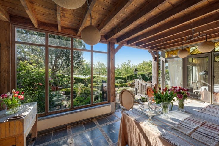 A stunning, detached villa on the shores of Lake Zegemeer [G