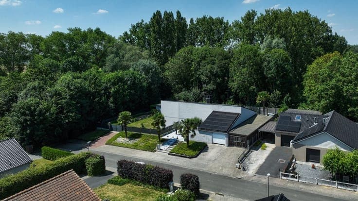 Luxurious villa with swimming pool in a peaceful location