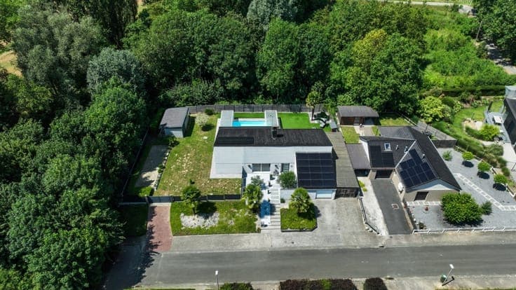 Luxurious villa with swimming pool in a peaceful location