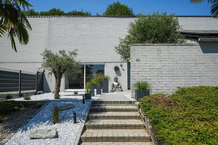Luxurious villa with swimming pool in a peaceful location