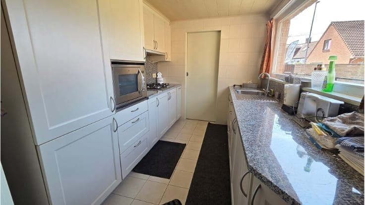 Op te frissen 5-slaapkamerwoning met GARAGE en BINNENTUIN...