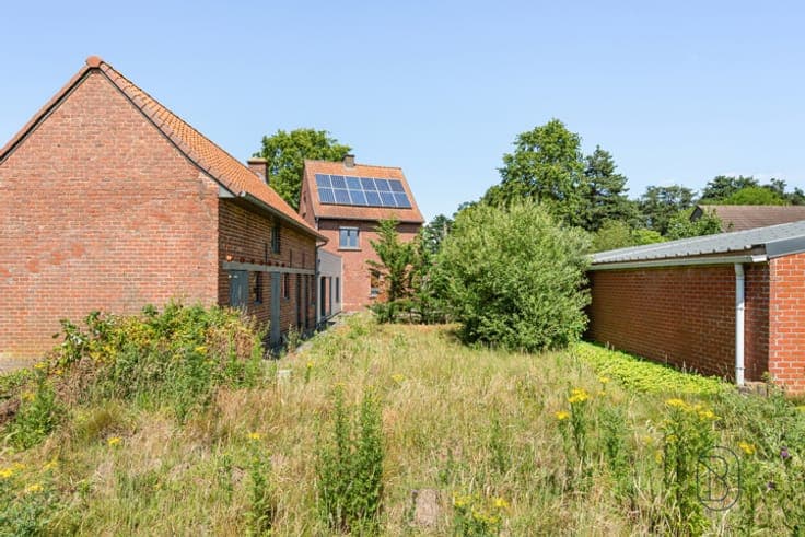 charming semi-detached house in a prime location with a 180